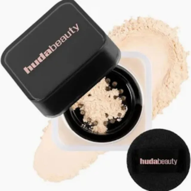 HUDA BEAUTY LOOSE POWDER POUND CAKE